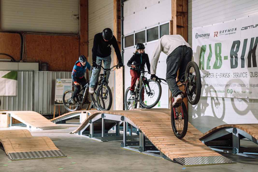 The Erfahrbar Bike Place is currently Germany's only pop-up indoor bike park and is only open temporarily.