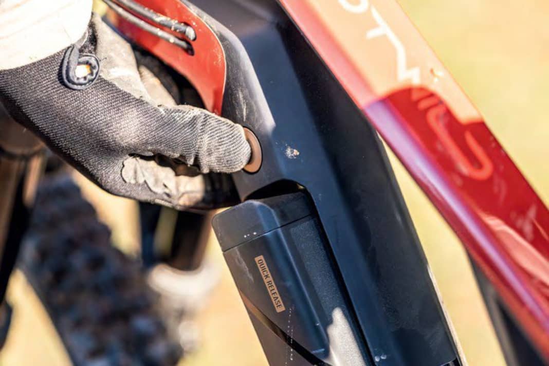 TOP: Verwisselbare batterijen zijn geen vanzelfsprekendheid op lichte eMTB's. Met zijn quick release heeft Rotwild een bijzonder snelle en gemakkelijke optie om de batterij te vervangen. Met BH, Forestal en Simplon vertrouwen drie fabrikanten op permanent geïnstalleerde batterijen.