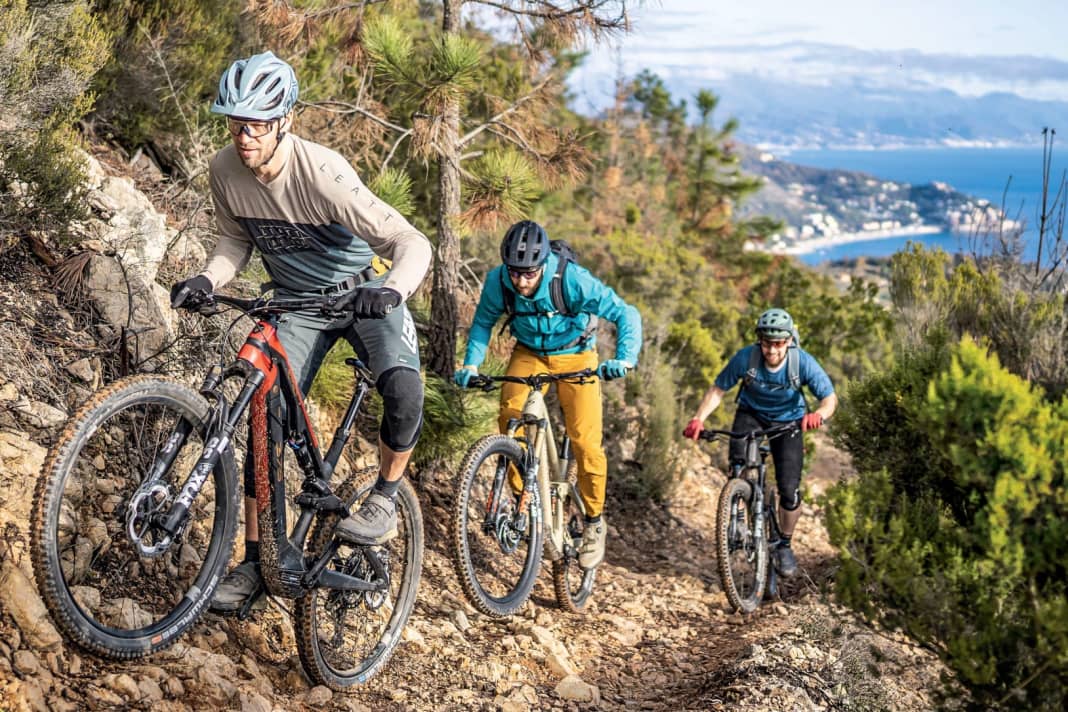 Acht leichte E-Mountainbikes hatten wir zum Test geladen. Wir verraten, welches Light All Mountain am Ende überzeugte.