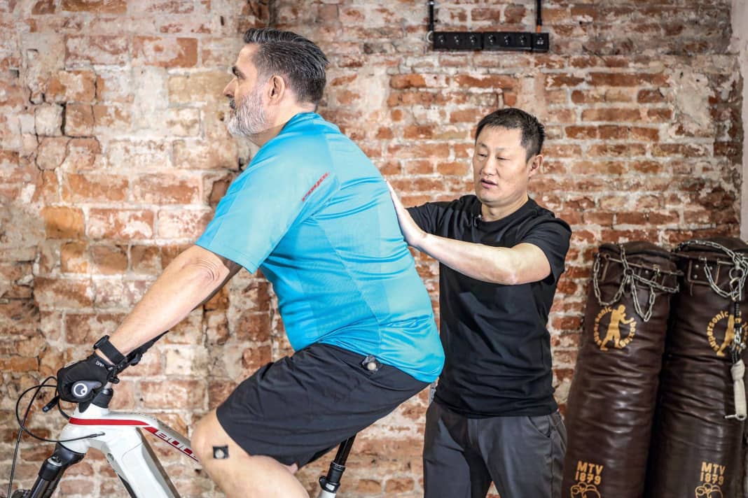 Kim Tofaute ist Profi-Bikefitter und einer der wichtigsten Produktentwickler bei Ergon in Koblenz. Für unsere EMTB Challenge 3000 haben wir ihn als Experten eingespannt, um das Bike von Leser Jürgen ergonomisch korrekt einzustellen. Denn nur so hat der Ingolstädter am Ende die Chance, sein ehrgeiziges Ziel zu erreichen: 3000 Höhenmeter in einer Tour.