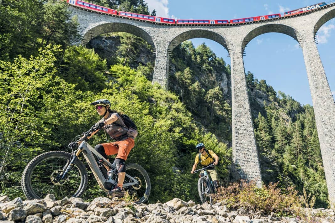 How easy is it to get to the bike spots by bus and train? We tried it out.