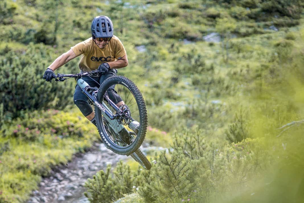 Fliegen konnte auch  das alte Modell. Das neue E-Zesty AM LTD macht  aber doppelt Spaß:  Natürliches Handling,  spielen mit dem Gelände UND Uphill-Fun-Sport  dank Fazua-Ride-60-Motor.