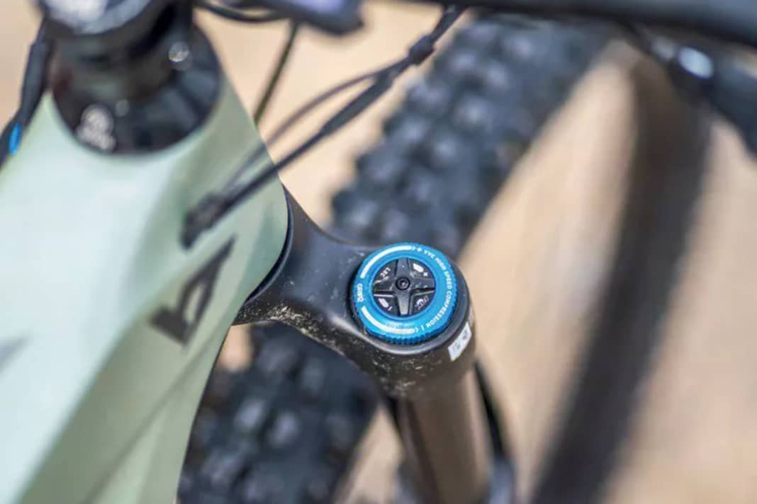 TOP: Starke Gabeln sind für die Fahrsicherheit bergab entscheidend. Die Fox 36 Grip2 im YT und auch die 36 Factory im Radon mit der Fit4-Schnellverstellung stechen hier positiv heraus. Einsteigergabeln mit durchwachsener Performance sucht man zum Glück vergeblich. 