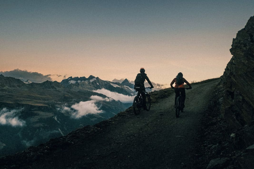 Split glacier tongues, surrounded by four-thousand metre peaks.  4700 metres in altitude over 127 kilometres. For connoisseurs, the Stoneman route in Valais would be a three-day tour. At least.  As a one-day tour, it becomes a race for every minute of wattage - and a race against the dwindling daylight. 