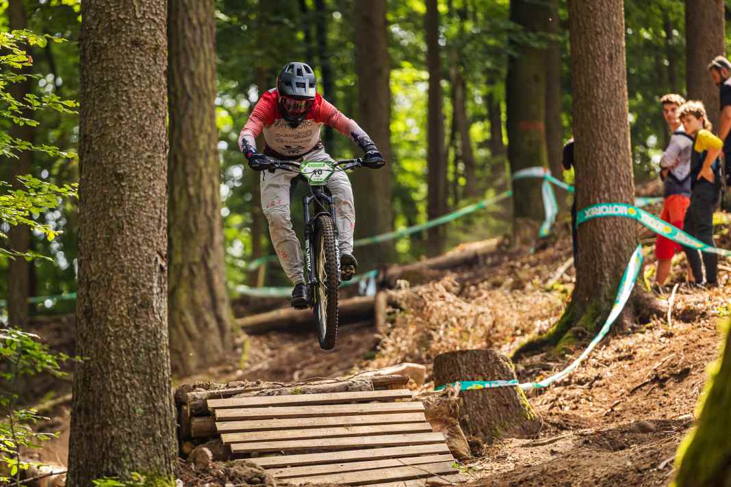 Bremse auf! Gefährliche Passagen dürfen im Vorfeld trainiert werden, andere müssen auf Sicht gefahren werden. So, wie es der eigentliche Enduro-Gedanke vorschreibt.