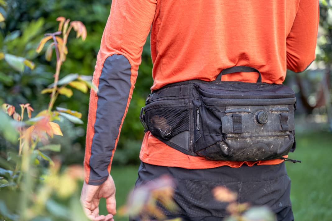 Einen Rucksack brauche ich nur noch selten. In das Ergon BA Hip Pack passt das Nötigste für die meisten Touren