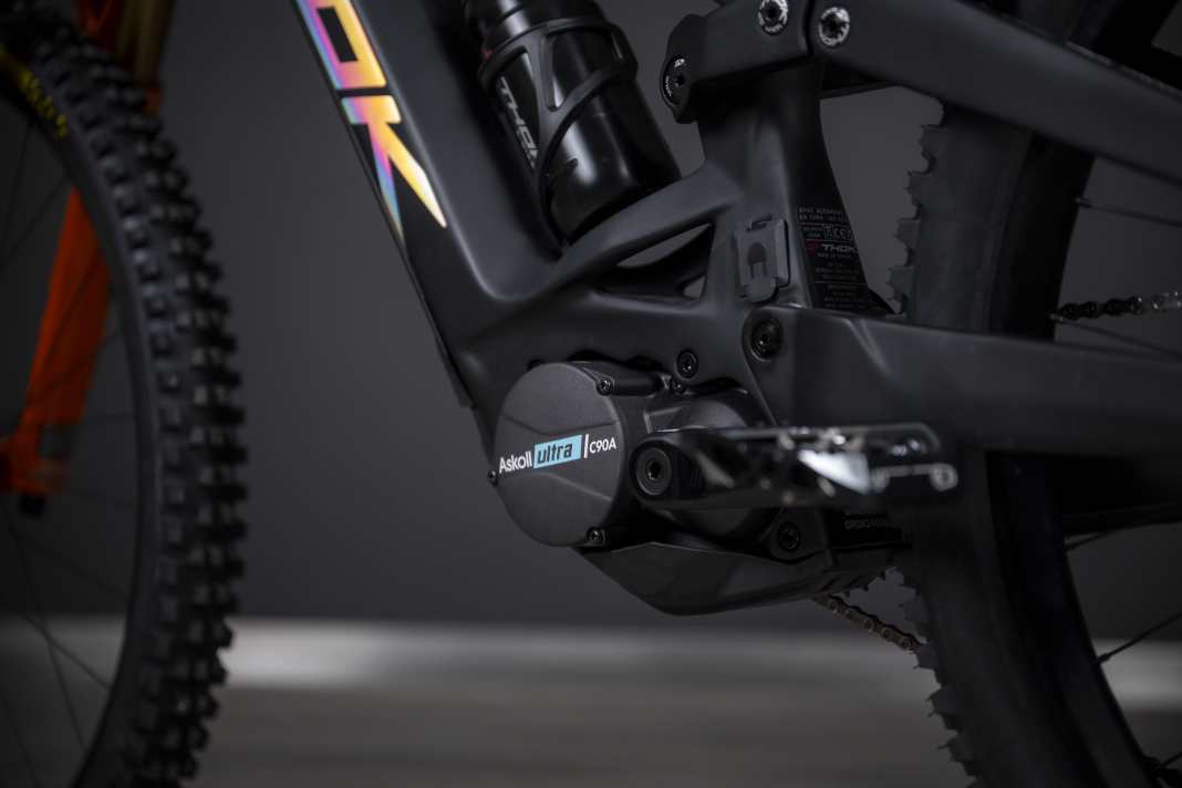 Der Askoll Ultra C90A wurde 2023 vorgestellt, ist hierzulande aber wenig bekannt. Das Power-Aggregat liefert in der Spitze bis zu 1200 Watt Leistung und 110 Nm Drehmoment. Der italienische Motor soll 2,9 Kilo auf die Wage bringen.