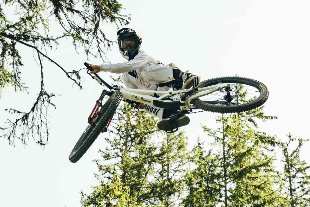 Deutschlands wohl bester Slopestyler Erik Fedko tauscht Dirtbike gehen Big-Bike und lässt's krachen.