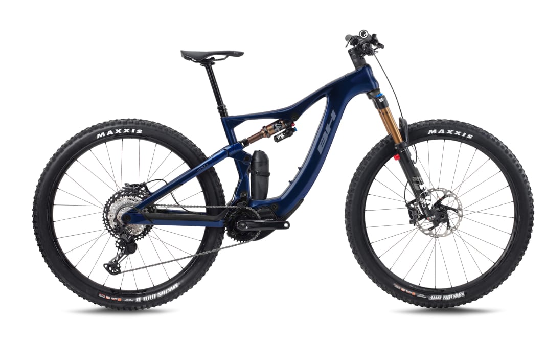 The top model for 9799.90 euros is equipped with Fox Factory suspension and a complete Shimano XT groupset. The additional battery is included with this model.