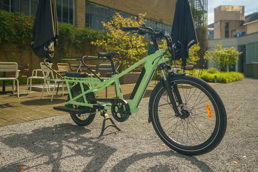Decathlon Lastenrad: Modulares B'Clip-System am BʼTwin E Three 500 Cargobike
