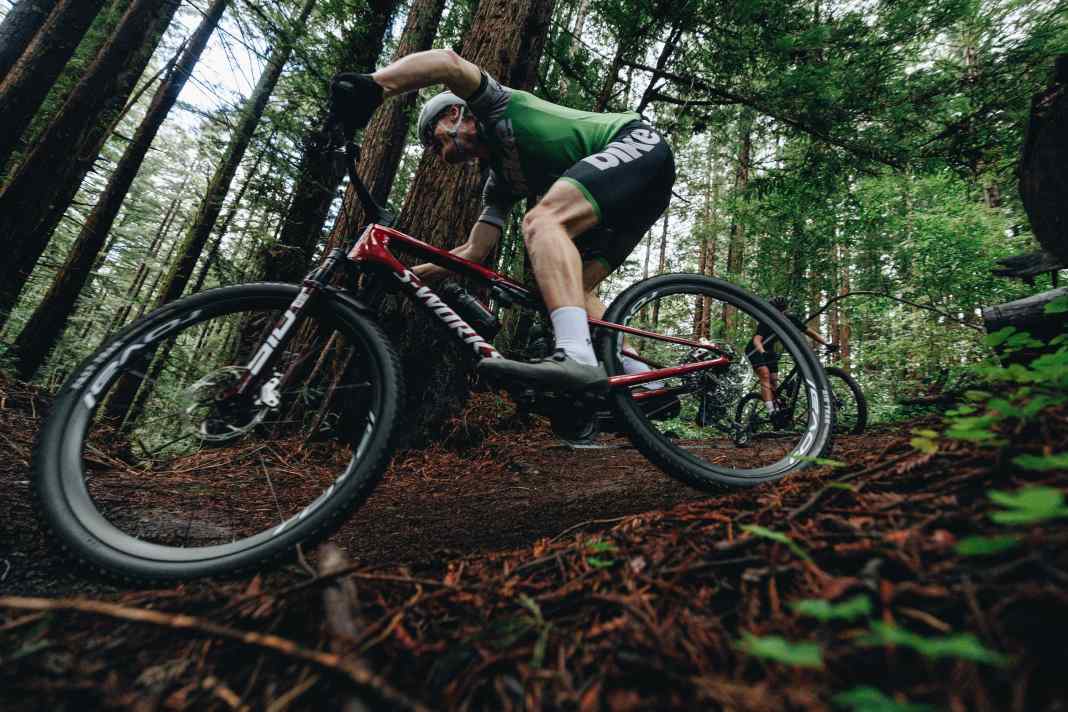 Auf dem Cross Country Rennkurs ist das neue Specialized Epic 9 unserem ersten Fahreindruck nach eine nur zehn Kilo leichte Superwaffe.