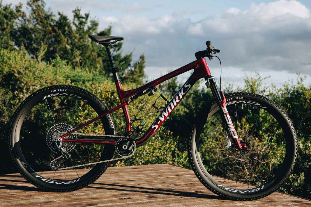 Optisch sind dem neuen Specialized Epic 9 die Einflüsse des leichten Racers Epic World Cup und des Trailbikes Epic Evo deutlich anzusehen.