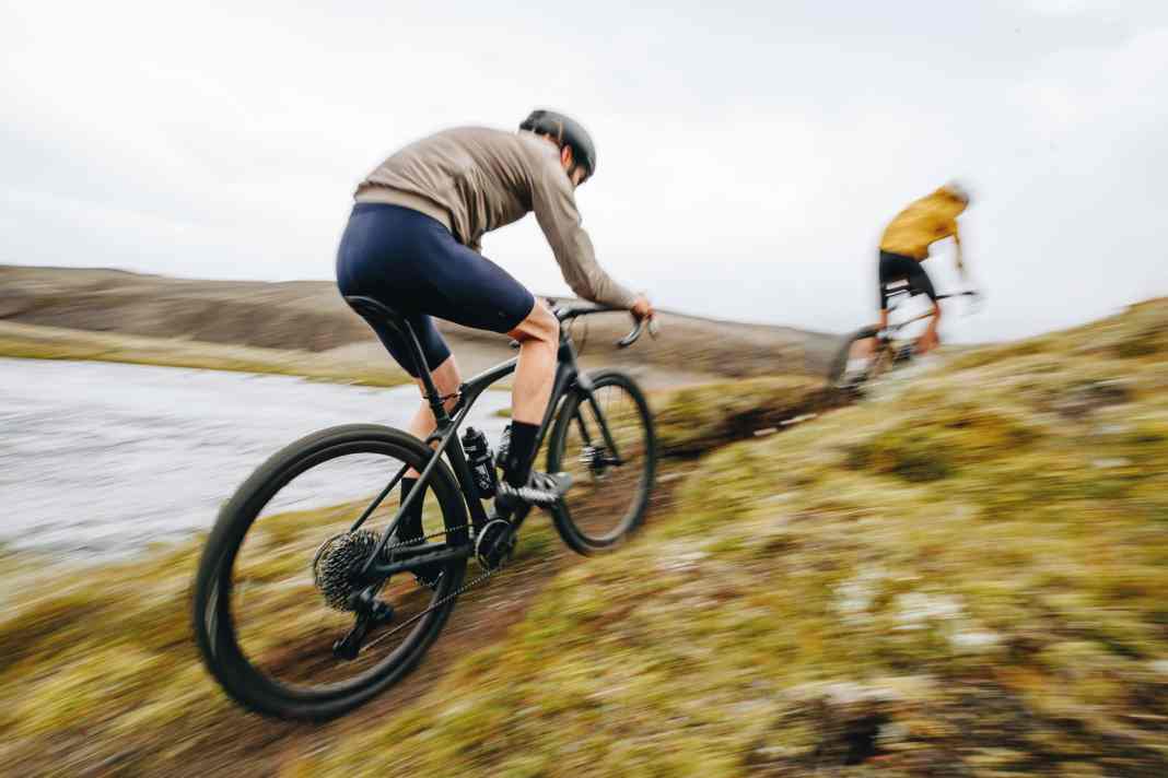 Tube supérieur en traction : avec un amortissement également dans le sens de la marche, le Specialized Diverge STR doit aplanir les grandes irrégularités, sans pour autant assouplir volontairement le cadre arrière.