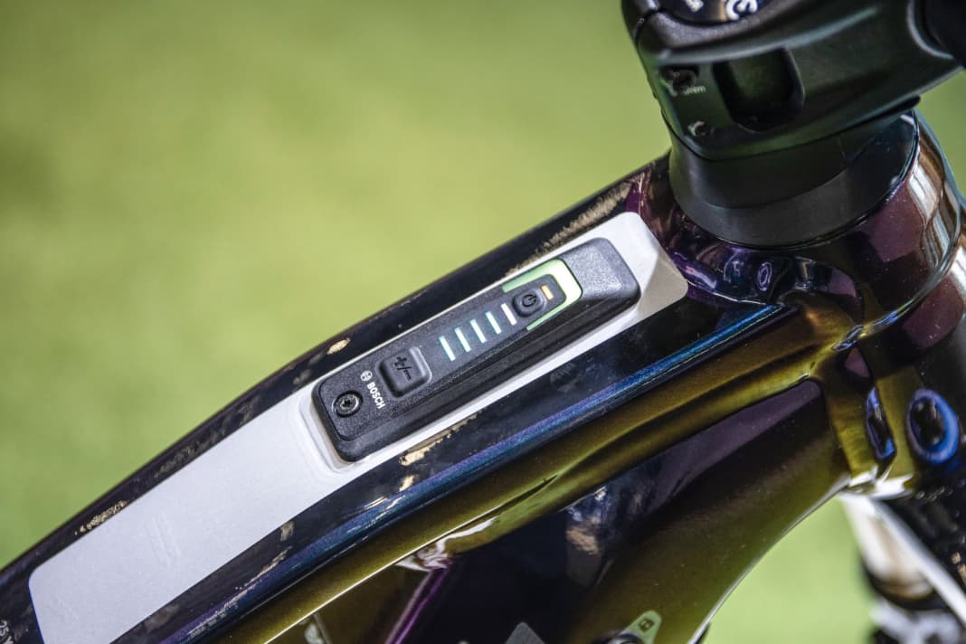 This LED panel from Bosch, which is integrated into the top tube, is called the System Controller. Five LEDs for the battery status, one for the support levels.