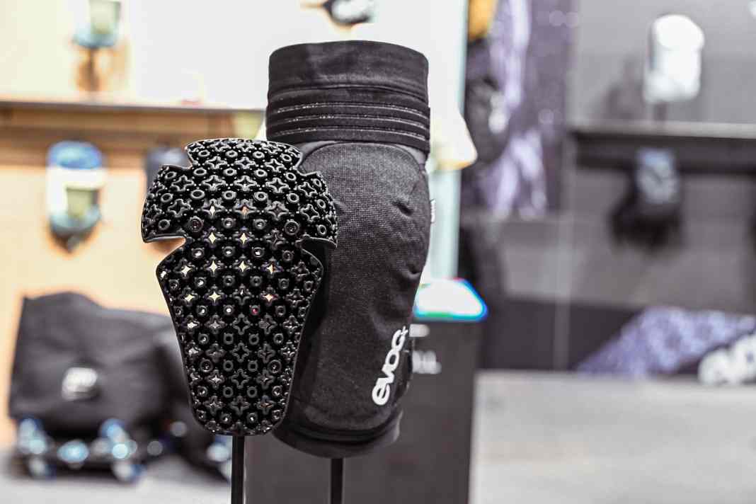 The Knee Protector LS Flex Enduro is designed for tough enduro and downhill use