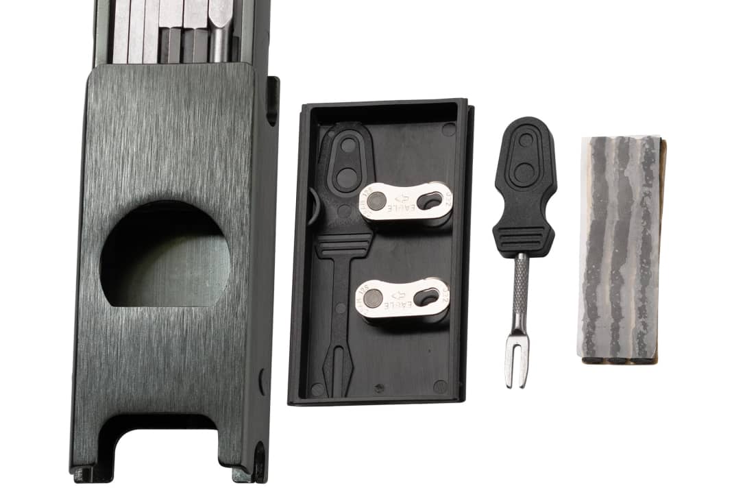 The mini-tool with tyre plugs: Crankbrothers F11-Minitool.
