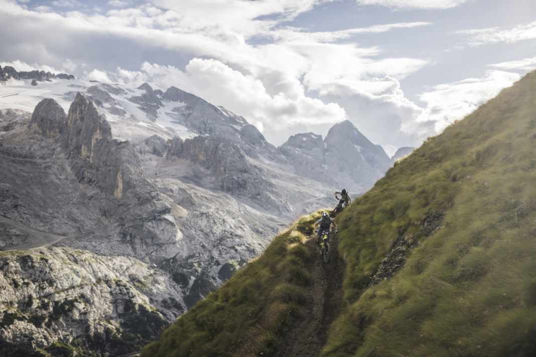 Die Porta Vescovo geht man am besten mit der letzten Seilbahn an. Dann hat man den Trail und diese Aussicht auf die Marmolata fast für sich allein.