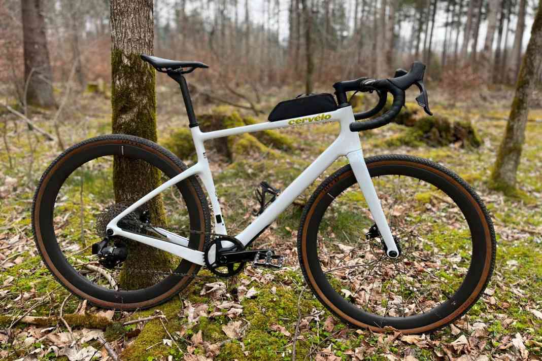 Dream in white. Well, the frame isn't completely white, but slightly speckled like marble. Très chic! The top model of the Cervélo Áspero for € 5799 from 2024.