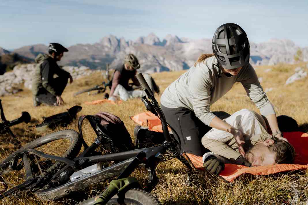 Ortovox is one of the pioneers in mountain safety. With its Safety Academy, the Munich-based company is now systematically expanding its range of first-aid training courses for mountain bikers.
