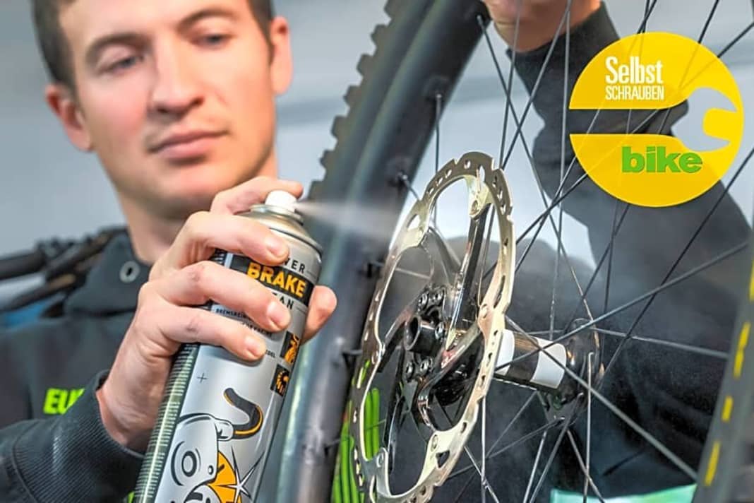 Wenn die Bremse nur beim Bremsen quietscht, sind meist die Beläge oder wie im Bild die Bremsscheibe verunreinigt. Wir zeigen, wie Sie das Quietschen los werden.