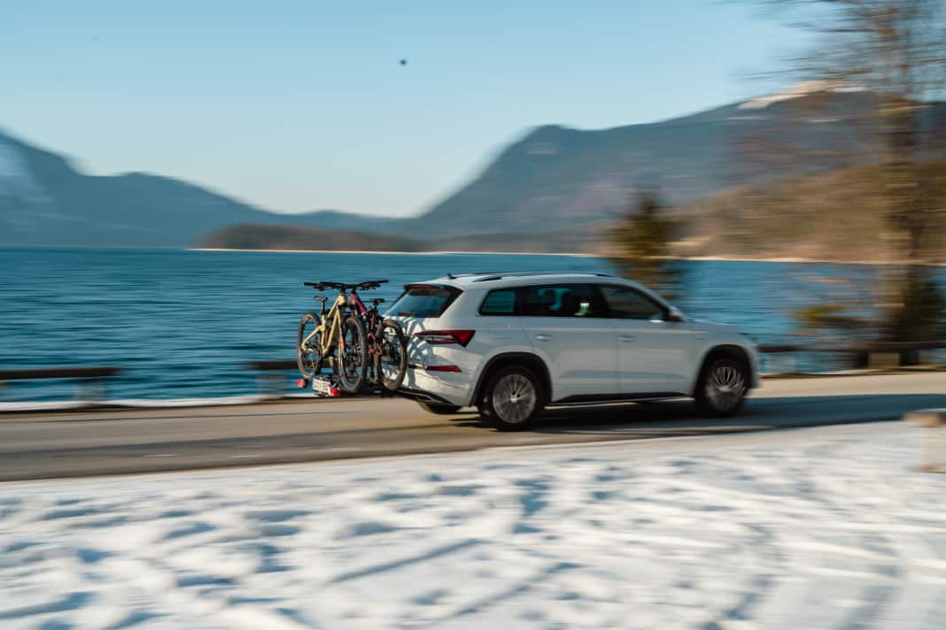 Tous les porte-vélos à fixer sur l'attelage ne conviennent pas à tous les véhicules. Cet article vous explique quel modèle correspond à vos besoins et les points à prendre en compte avant l'achat.
