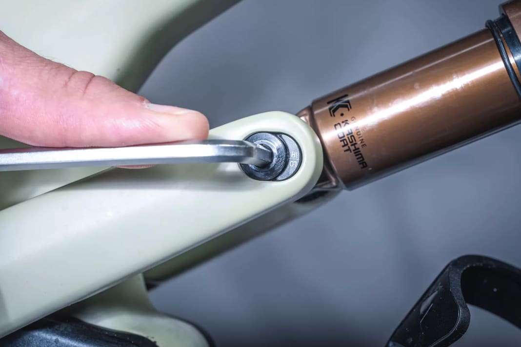 LOCKING THE INBUS SCREW: We show you how to change the flipchip using a Canyon Spectral trail bike as an example. An Allen key is all you need as a tool. 