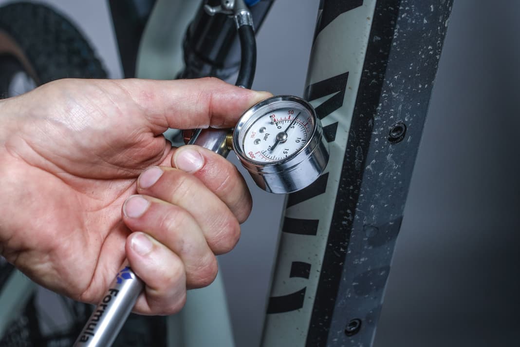 1. Öffnen Sie vor dem Setup die Lockout- oder Plattformfunktion am Dämpfer sowie die Rädchen für Druck- und Zugstufe. Nun kann’s losgehen. Pumpen Sie den Dämpfer auf. Einen ersten guten Anhaltspunkt kann die Luftdruckangabe darstellen, die der Bike- oder Dämpferhersteller in den technischen Unterlagen des Modells gibt.