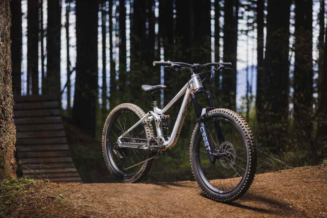 Das kleine Giant Faith mit 24 Zoll vorne und hinten gibt es für die Jungs in blankem Alu.