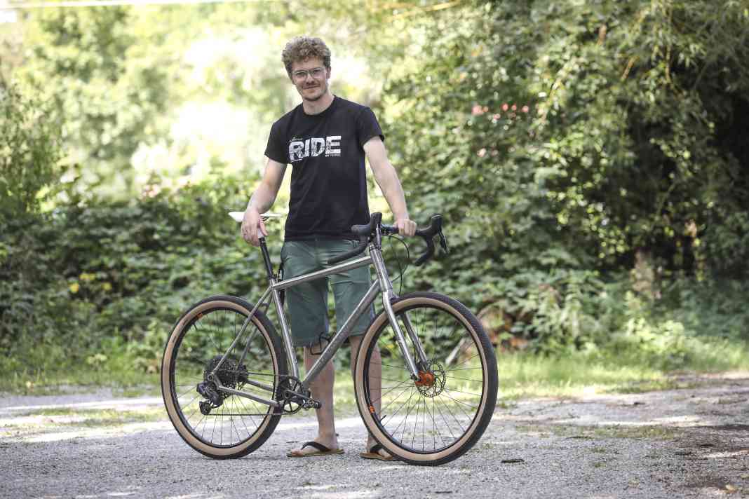 BIKE-Redakteur Jan Timmermann mit seinem Falkenjagd Aristos Trail Gravel.