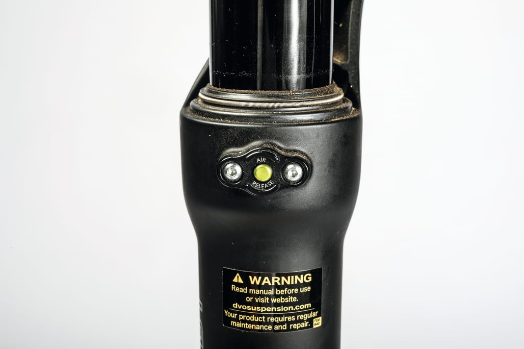 Not only Fox and Rockshox, but also DVO rely on bleed valves on the casting. This means that excess pressure inside can be quickly eliminated and the suspension travel can then be utilised more easily.
