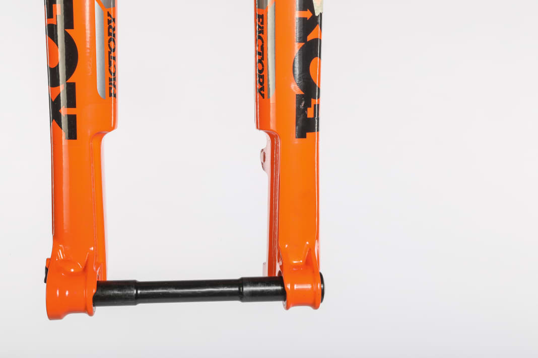 The step in the casting of the Fox 34 SC enables a narrower design, which saves weight. However, the recess only allows for brake discs up to 180 millimetres.