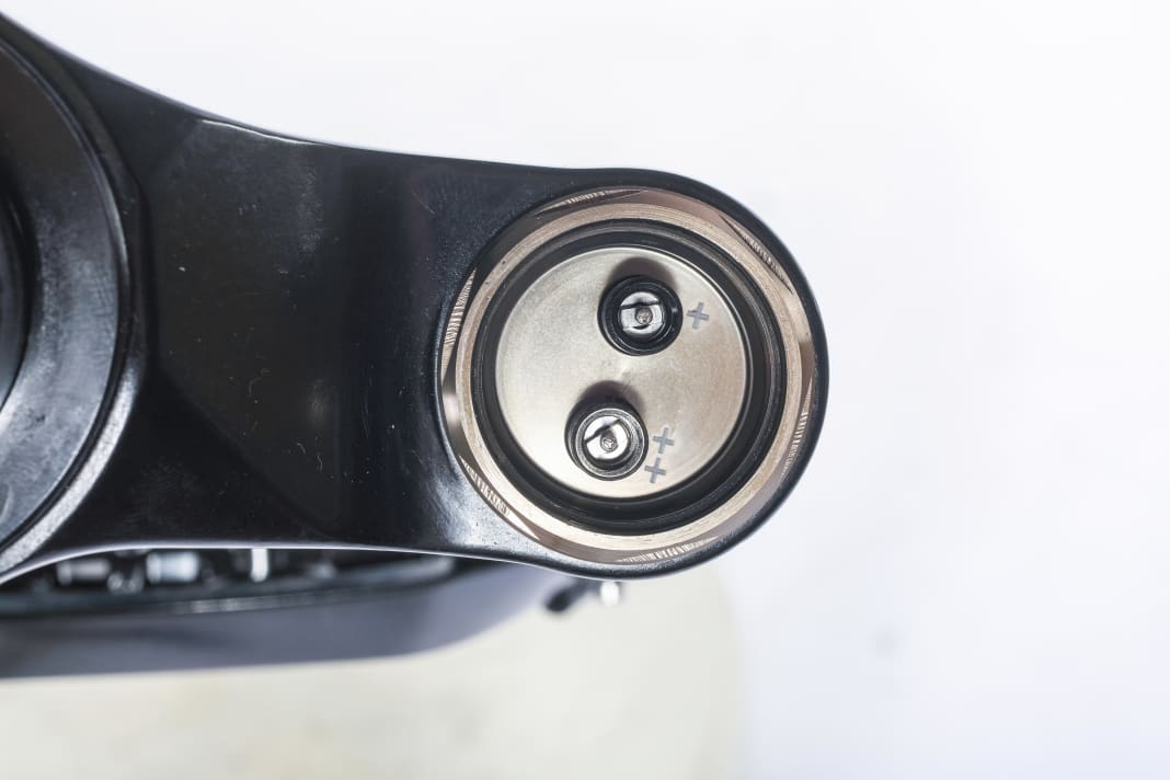The EXT Era has two positive air chambers, which must be filled in the correct order. The progression can be adjusted with the smaller ++ chamber.