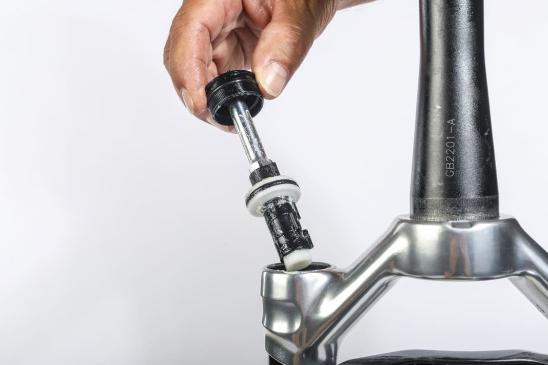 The air chamber size of the Manitou R7 can also be adjusted without volume spacers/tokens. Small clips are used to move the position of the separating piston.