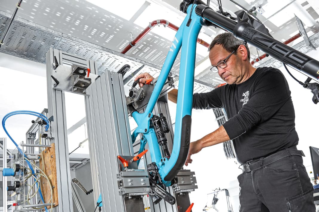 On our suspension test bench, not only the maximum suspension travel can be determined, but also the corresponding spring characteristics.