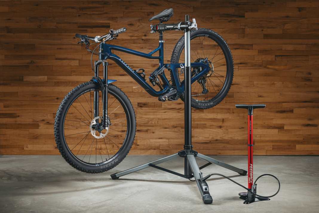 Wer heute sein E-Bike zuhause selber warten möchte, hat in der Regel zwei Probleme: Viele Montageständer sind auf Gewichte von 25 Kilo und mehr nicht ausgelegt. Und: Das Klemmen der schweren Bikes im Montageständer ist ein echter Kraftakt. Der Feedback Sports Pro Air Lift soll gleich beide Probleme auf einmal lösen.