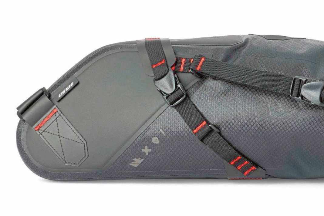 Wohin mit dem ganzen Zeug, das man für ein paar Tage allein in der "Wildnis" braucht? Na zum Beispiel in die Satteltasche Uswe Roll-Top Saddle Bag Bikepacking Bag