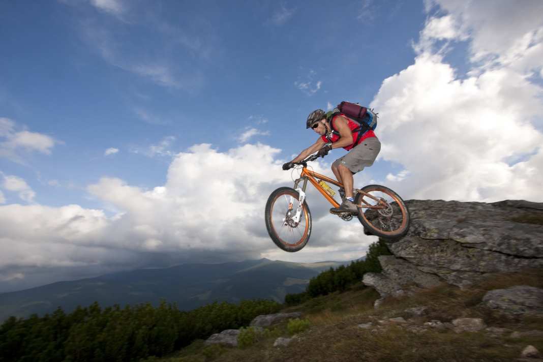 Sprung in den Karpaten 2009: verliebt ins Trek Remedy, hier mit 180er-Gabel und Bling-Bling-Laufrädern von Crankbrothers.