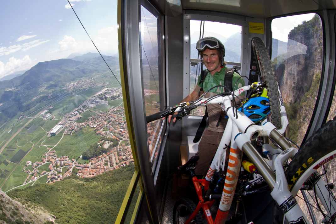 Zwei Biker inklusive Sportgerät passten gerade so rein, in die alte Seilbahn. Das Knarzen und Knacken ignorierte man besser.