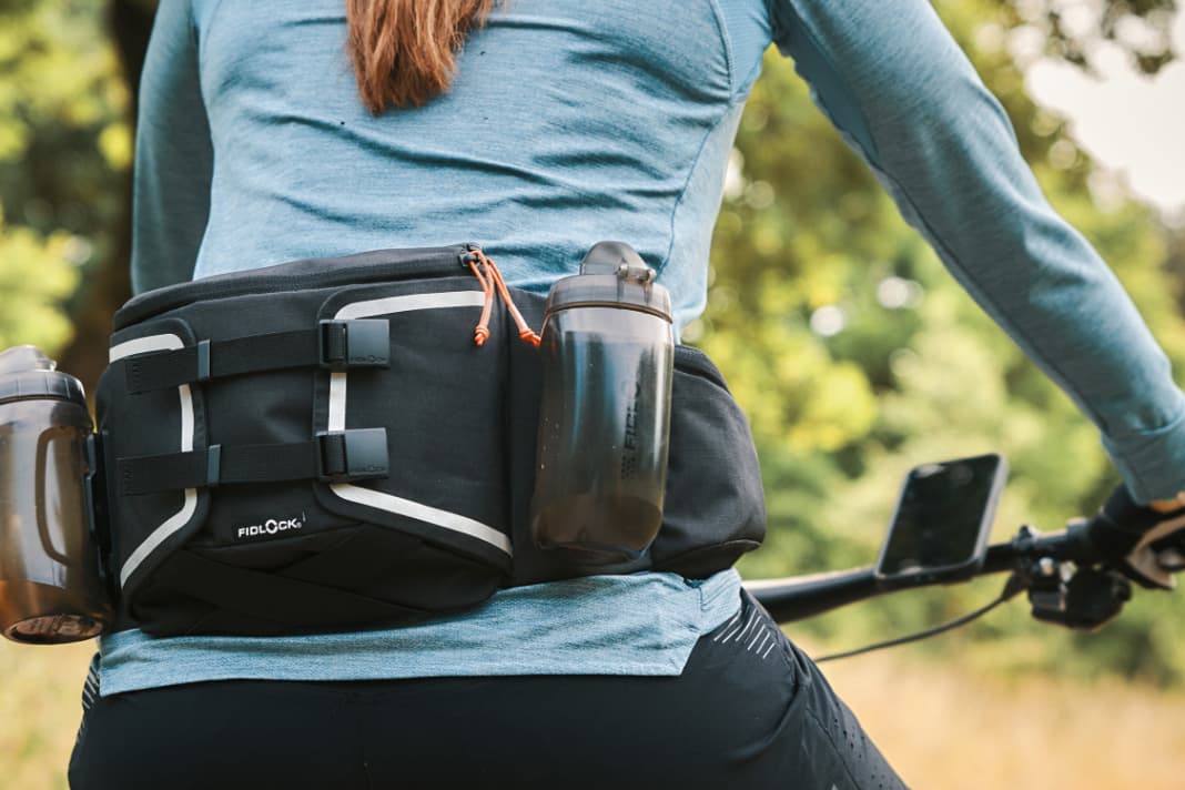 With the HipBelt double, Fidlock has a hip bag with clever magnetic details in its programme