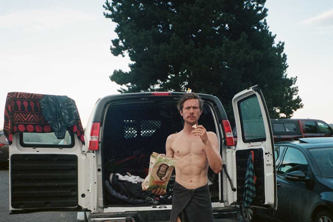 Gypsy-Life: Fotograf Moritz Ablinger nach dem obligatorischen Sprung in den See nach dem Ride. Moritz Outdoor-Ratschlag: „Besorgt euch Mückenspray vor Ort, europäische Produkte haben hier kaum Wirkung.“