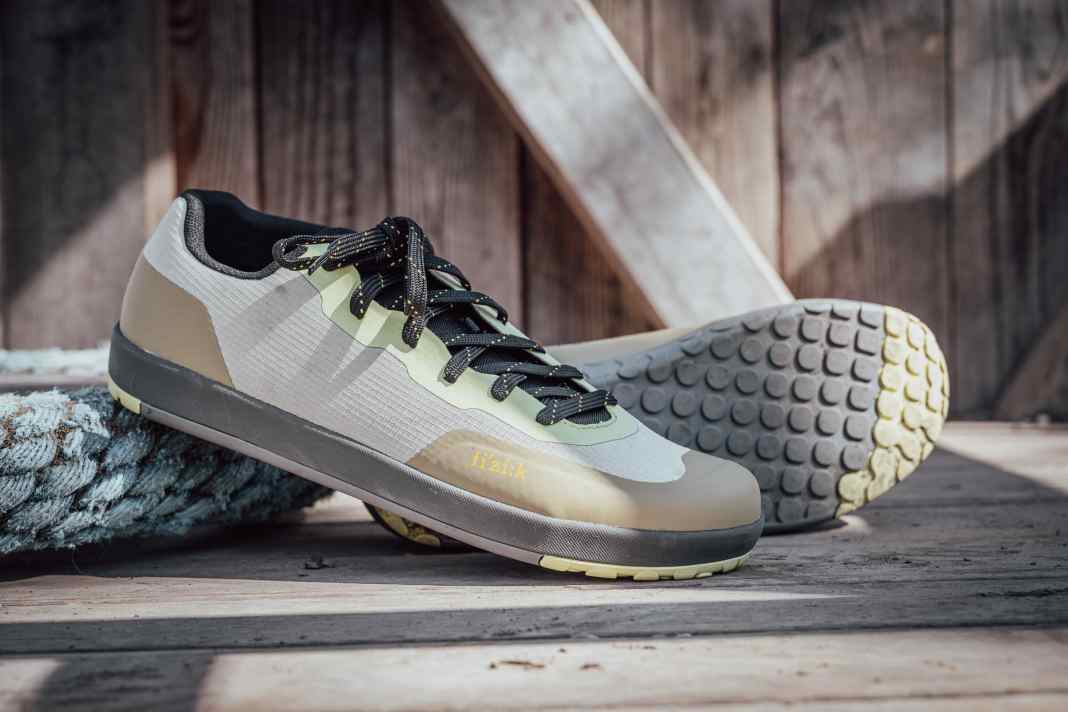 The Fizik Gravita Versor Flat is the lighter trail version in the Italian brand's range with a flat cut and robust material