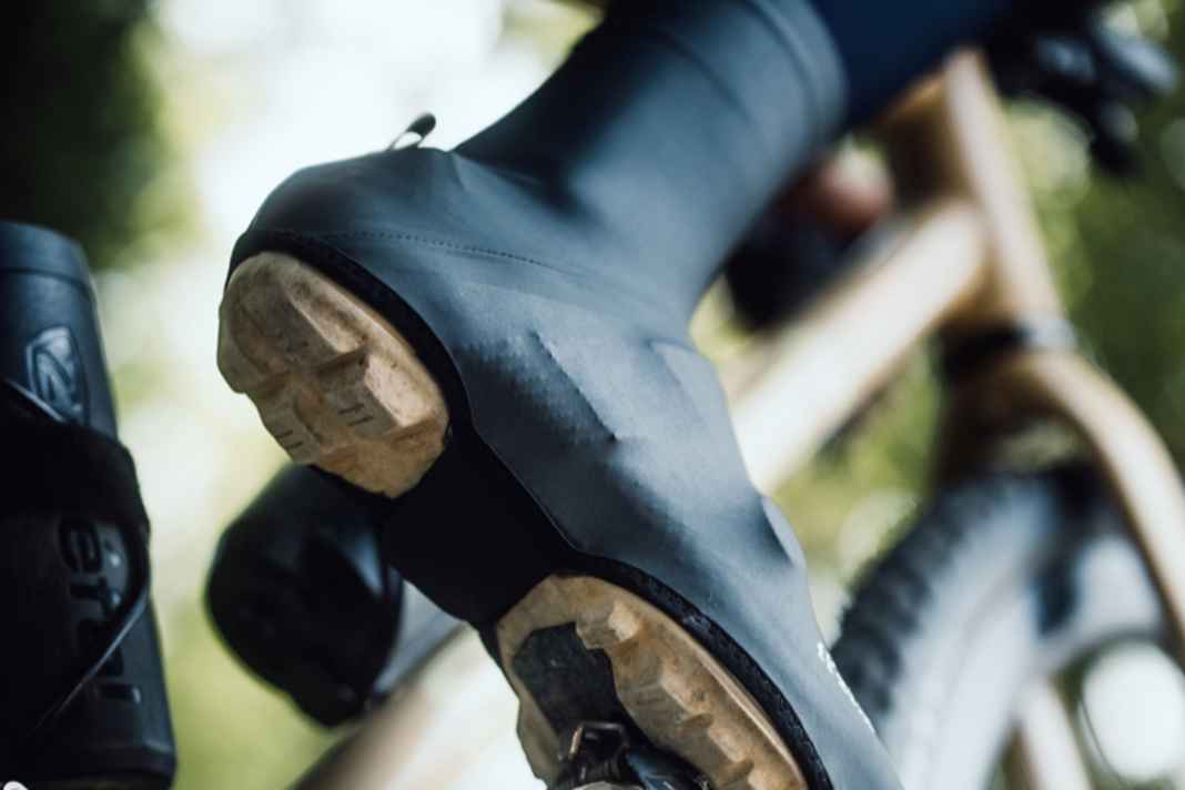 Fizik has a new waterproof overshoe in its range that is designed to protect mountain bikers and road cyclists alike from mucky weather