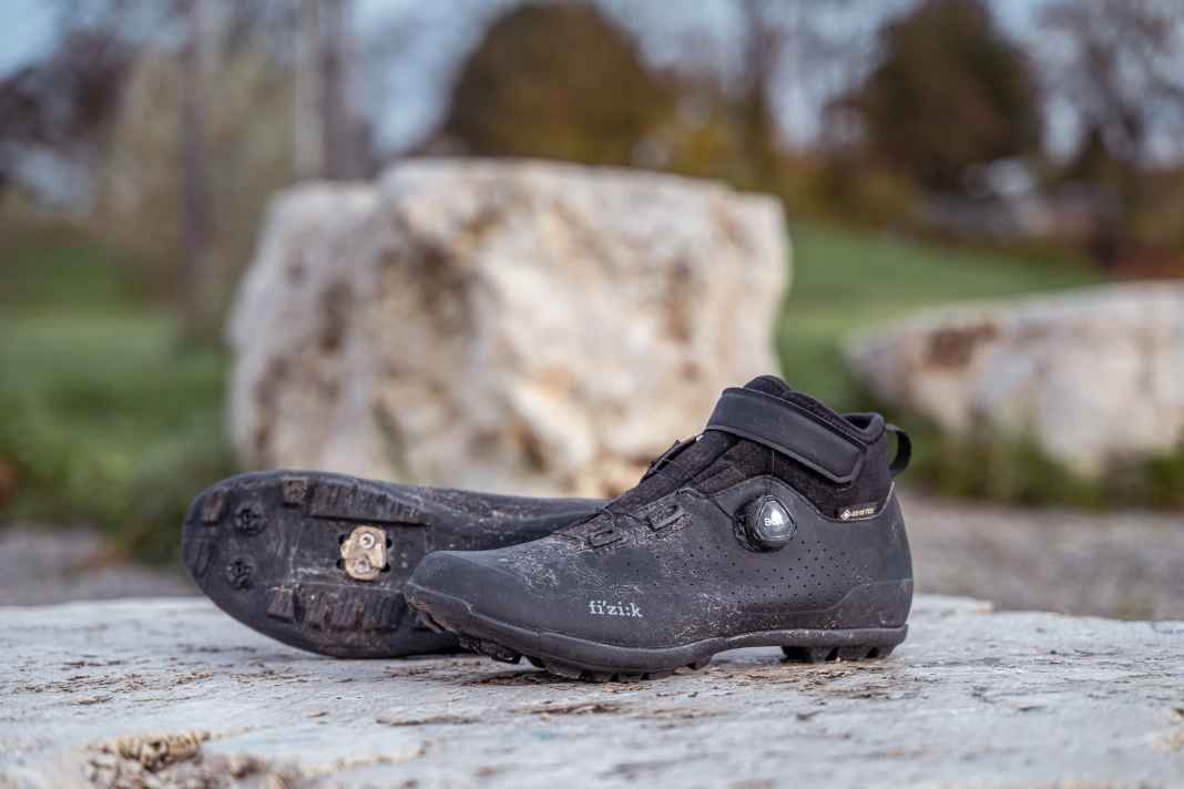 If you also train outdoors in winter, special winter MTB shoes are a must. Is the Fizik Terra Artica GTX the right choice for racers?