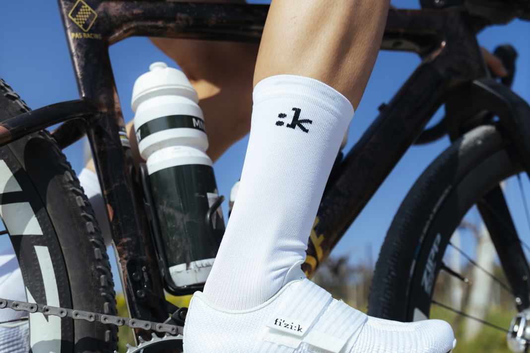 Fizik is kicking off the hot spell with the new Vento Aeroweave X, a race shoe for XC and gravel riding that is said to be stiff and robust, yet as airy as a ride in a convertible.