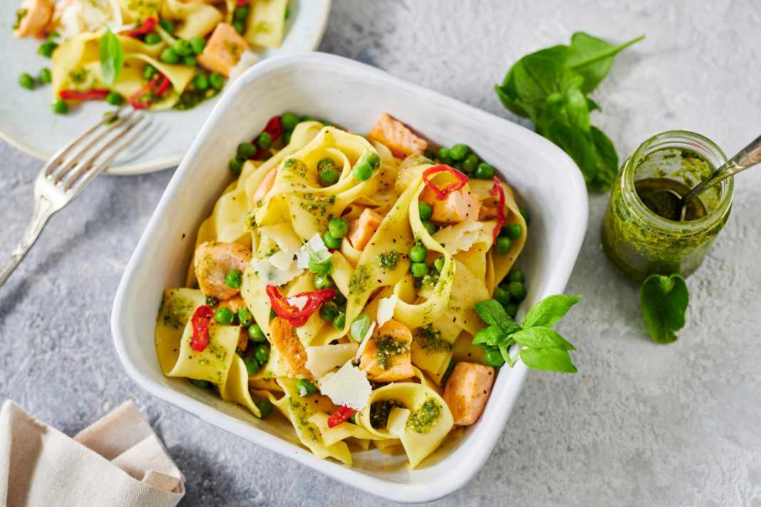 Pasta with salmon provides carbohydrates, protein and omega-3 fatty acids. The dish is also quick to prepare after the tour.