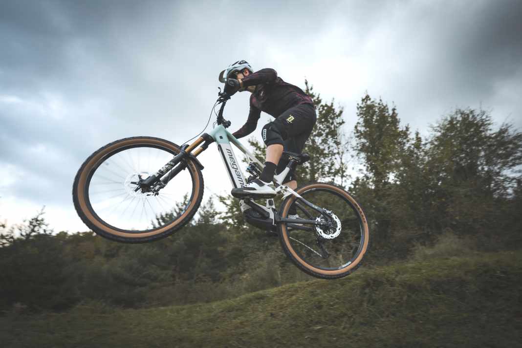 In der Modellausführung 03 stößt das Megamo Flame mit 160 Millimeter-Gabel in die Enduro-Kategorie. Die anderen vier Modelle liefern 150 Millimeter Hub an der Front.