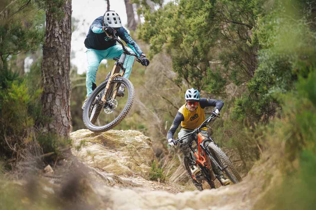 In the test, Fox Live Valve Neo and Rockshox Flight Attendant go head to head in a duel.