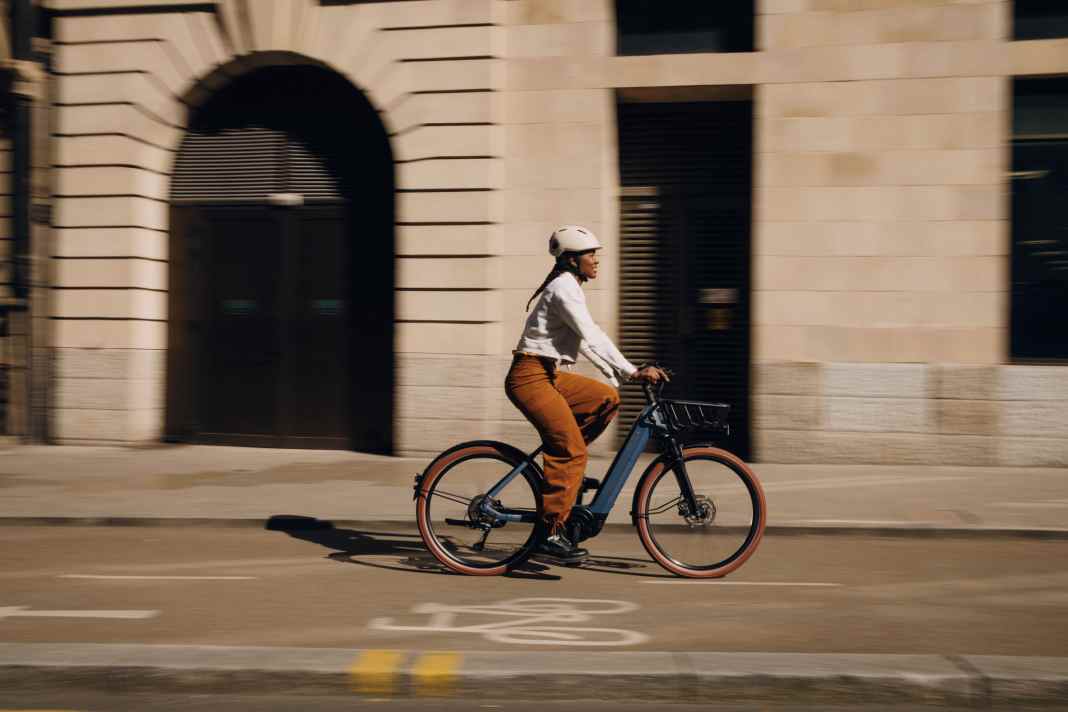 Der Fahrradhersteller Liv bringt eine neue E-Bike-Serie auf den Markt. Die Flourish E+ Modelle richten sich an Pendlerinnen und Alltagsfahrerinnen.