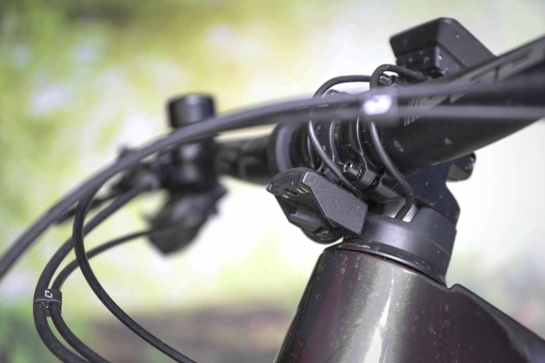 Unter dem Vorbau sitzt eine Monkey-Link-Schnittstelle. Hier kann ein Frontlicht magnetisch angeklickt werden, das den Strom direkt aus dem Haupt-Akku bezieht.