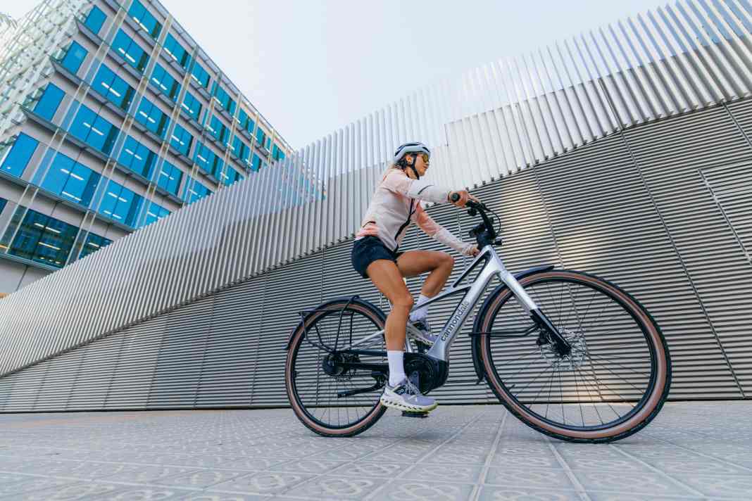 Cannondales neues Urban E-Bike FlyingV kommt mit Vollcarbon-Rahmen.